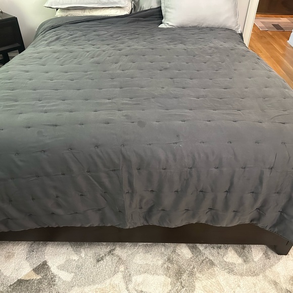 West Elm quilt/comforter (Queen/full) - Picture 4 of 8